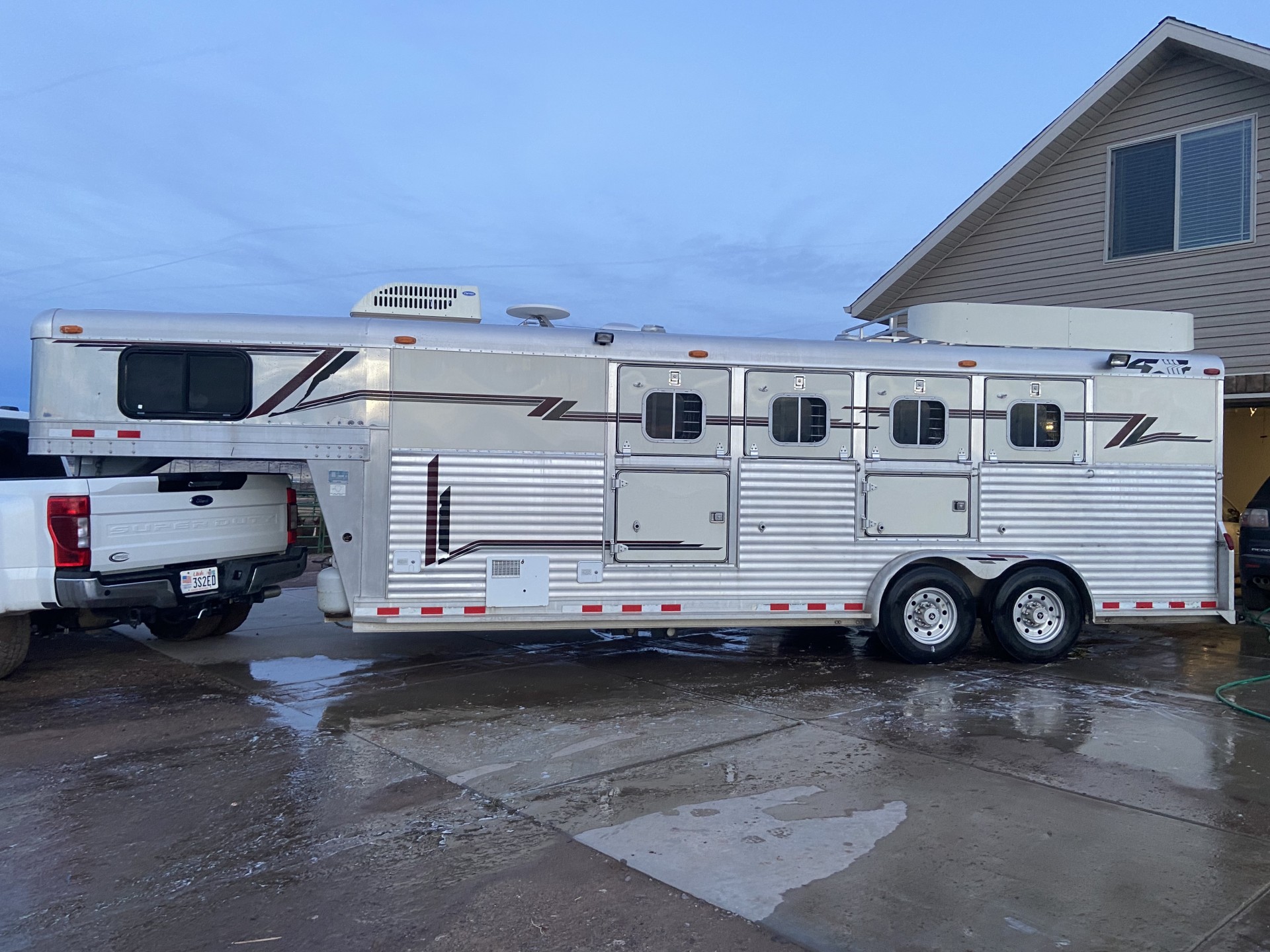 1998 4 Star Living Quarters Horse Trailer